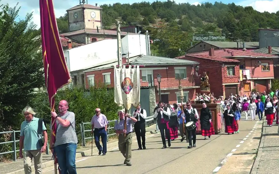 Vecinos de la localidad realizando la procesi&oacute;n en honor a Natividad de Nuestra Se&ntilde;ora en las fiestas de 2025