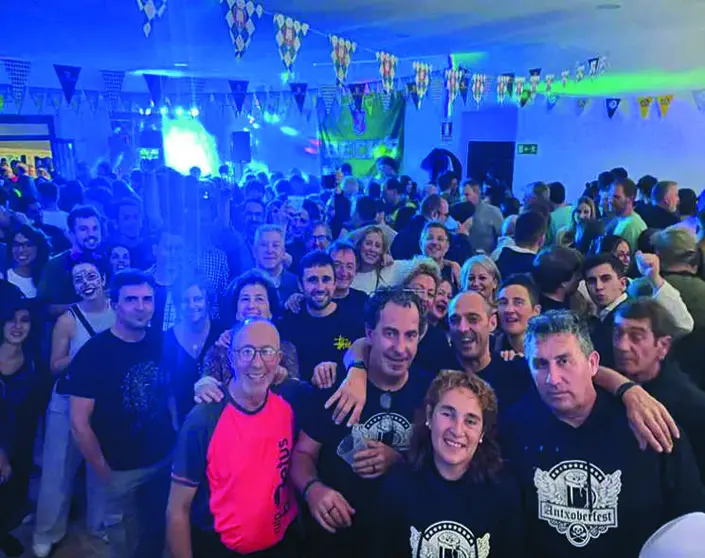 Vecinos de Navas del Pinar celebrando el Oktobernavasfest en 2024