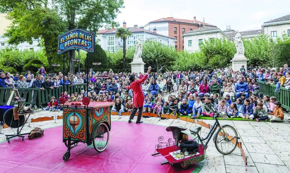 Representaciones teatrales en las calles del Paseo del Espol&oacute;n en Burgos en ediciones anteriores del EnClave de Calle