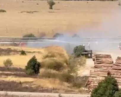 Fuego en el pasto del pol&iacute;gono de la localidad siendo intervenido por los bomberos.