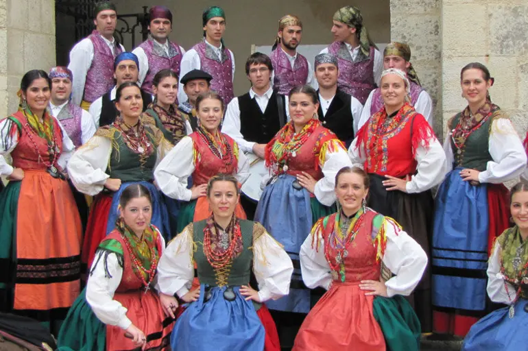 El Grupo de danzas Diego Porcelos actúa en Regumiel en el programa de El Sagrado El Grupo de danzas Diego Porcelos actúa en Regumiel en el programa de El Sagrado