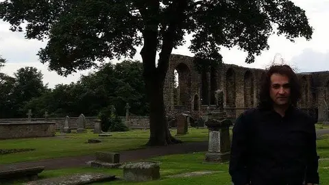 ALBERTO CARLOS EN UN CEMENTERIO
