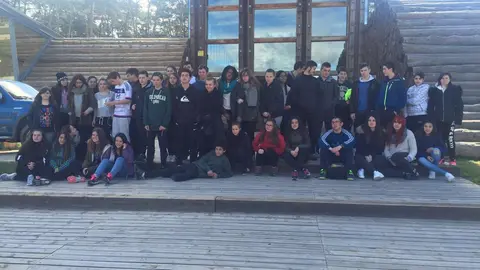 Alumnado y profesorado en la Casa de la Madera, de Revenga