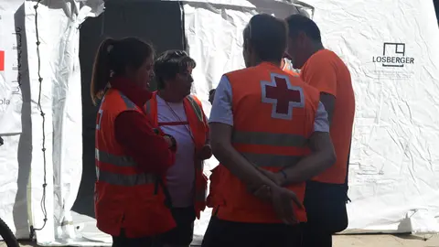 VOLUNTARIOS DE LA CRUZ ROJA DURANTE LA CARRERA