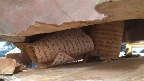 Foto del hallazgo dentro del Cristo   Misere