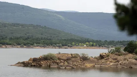 Para El Norte de Castilla.
Vinuesa(Soria) 20-06-2017.
El embalse de la Cuerda del Pozo en minimos.
Foto : Julian Garcia.