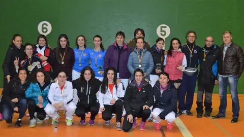 foto de las finalistas y jueces y organiz