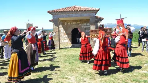 Danzas de la romeria de la muela en Castrillo de la Reina