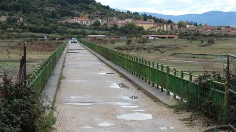 Puente sobre e l embalse