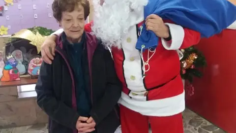 Papa Noel y anciana