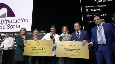 Subasta de la Trufa Negra de Soria, en la imagen con la trufa el cocinero Andrea Tumbarello y Lucía Fernández  de la bodegas tinto pesquera, junto al presidente de la diputación de Soria, Benito Serrano.
Madrid 14.1.20
