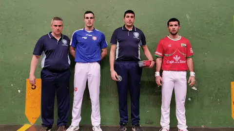 Arrieta y Eguiguren con los jueces del partido.