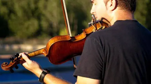 PABLO ABAD TOCANDO EL VIOLIN