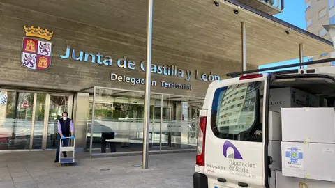 Diputación entrega material para residencias de la provncia a la Junta