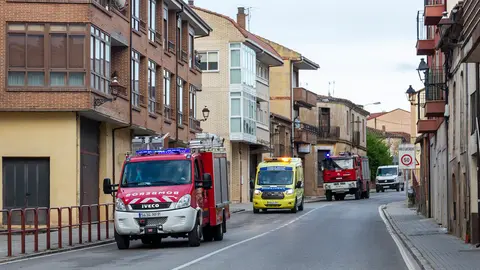 Pasacalles de los bomberos y la ambulancia en Salas. Fotografías: Beatriz Montero