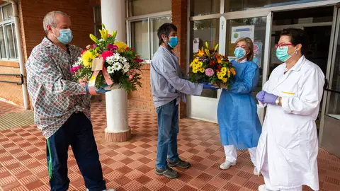 Entrega de flores a los sanitarios. Fotografías: Beatriz Montero