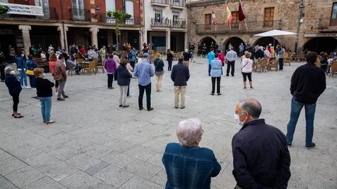 Plaza mayor de Salas durante el minuto de silencio. Fotografías: Beatriz Montero