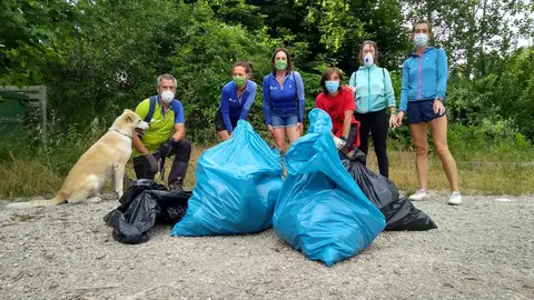 Club de Montaña Altollano realizando labores de limpieza