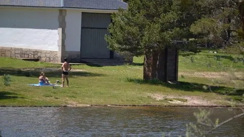 Primeros bañistas en la última temporada en la zona de Playa Pita