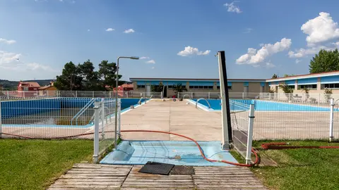 Puesta a punto de las piscinas de Salas. Fotografías: Beatriz Montero