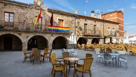 Bandera LGTBI en el Ayuntamiento de Salas. Fotografías: Beatriz Montero