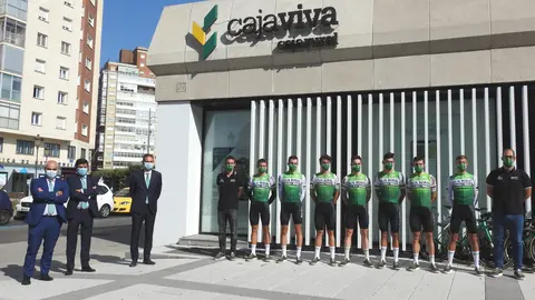Equipo ciclista Caja Rural Seguros RGA junto con personal de la entidad patrocinadora