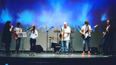 FOTO DE PEDRO EN UN COMBO DE JAZAZ