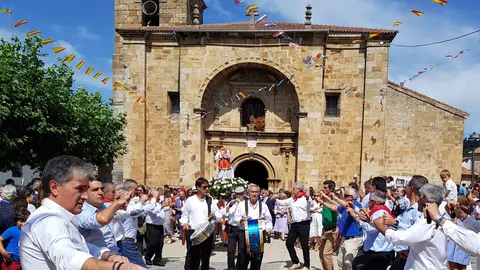 Salida de misa con la procesión el pasado año