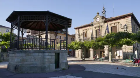 FOTO DE LA PLAZA MAYOR DE QUINTANAR DE LA SIERRA