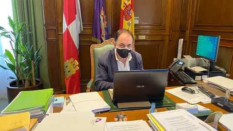 Benito Serrano preparando la Comisión de Hacienda
