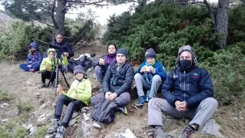 Grupo familiar junto a Antonio Gil observando la berrea