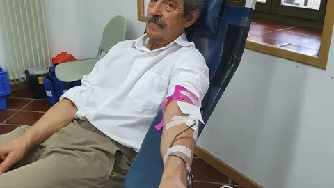 Presidente donando