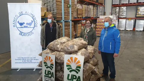 Entrega de las patatas al Banco de Alimentos de Burgos por parte de UPA