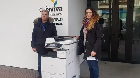 Gabriel Delgado secretario general de UPA Burgos recogiendo la donación.