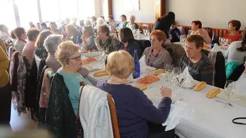 65 mujeres participaron en la comida anual en el pasado mes de febrero
