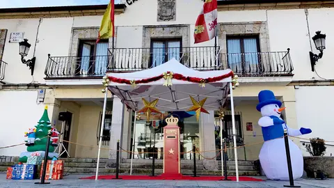 Buzón real en la plaza mayor del Ayuntamiento de San Leonardo. Fotografías: AMINA