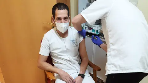 Uno de los trabajadores de la residencia El Palacio de Vinuesa recibe una de las primeras dosis de la comarca. Fotografía: Residencia El Palacio de Vinuesa