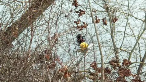 Uno de los miembros de los GEO en la búsqueda del joven esta mañana. Fotografías: Subdelegación de Gobierno