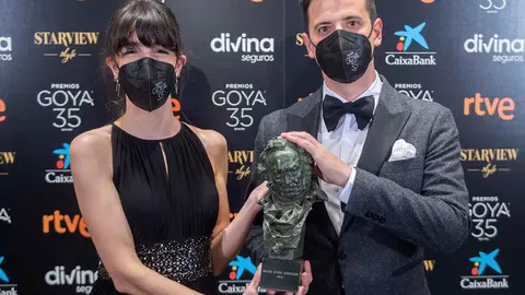 Marina Parés y David Pérez Sañudo sostienen el Goya al mejor guion adaptado por ‘Ane’
