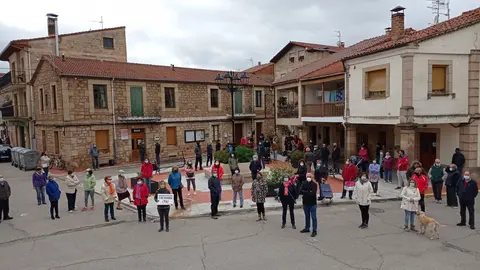 Vecinos de Pinares durante la última concentración frente a los consultorios médicos.