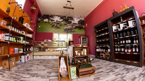 Interior de la nueva tienda 'IbereXtrem" en Salas. Fotografías: Beatriz Montero