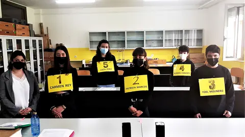 Carmen Rey, Patricia Marcos, Yoel Molinero, Adrián Cabanes y Lucía Pérez, alumnos de 3º de la ESO del IES Alfoz de Lara junto a su profesora Cristina Gómez