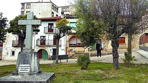 Antigua cruz de los caídos de Hontoria del Pinar reconvertida en recuerdo a las víctimas del terrorismo.