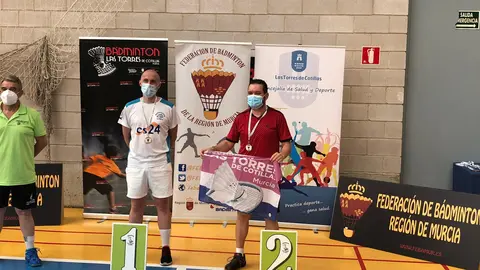 Santiago Martínez recibiendo la medalla