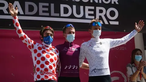Pódium-final-de-la-Vuelta-Junior-Ribera-del-Duero-1024x684