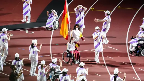 La abanderada española, Marta Fernández, encabezando la delegación española en la ceremonia de clausura. Juegos Paralímpicos Tokio 2020. © Paulino Oribe / CPE.