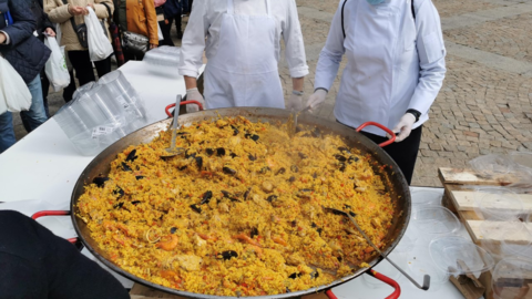 Una de las paellas dispuesta para ser servida