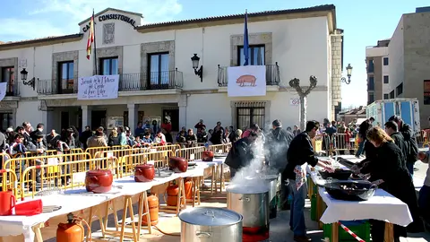 Preparación de las viandas en una de las jornadas de exhibición en San Leonardo de Yagüe organizado por la Asociación La Caldereta en la plaza con numeroso público.