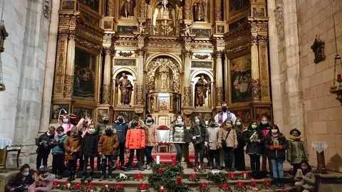 Los niños de catequesis realizaron sus propias coronas