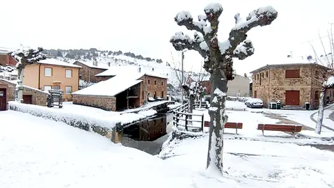 Imagen invernal del pueblo de Moncalvillo